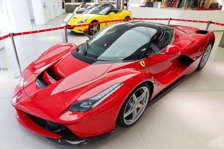 Ferrari chỉ sản xuất 499 chiếc  siêu xe LaFerrari. Tuy nhiên hãng xe đã quyết định sản xuất thêm một chiếc ủng hộ các nạn nhân động đất tại Italia ngày 24/8/2016 và với số tiền bán đấu giá lên tới 7 triệu USD, đã giúp cho LaFerrari trở thành siêu xe đắt nhất thế kỷ 21.